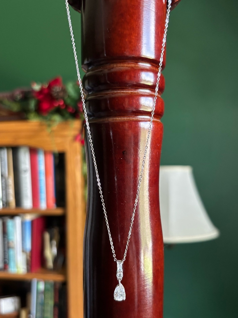 Elegant Silver Necklace with Teardrop Pendant - Picture 2 of 3